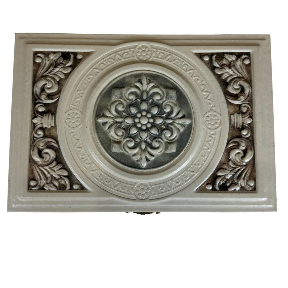 Vintage Cream Ornate Jewelry Box Faux Leather Keepsake‎ Chest with Key Gold Feet